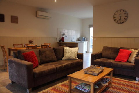 River Rock Cottage Centrally Located And Dog Friendly - VIC Tourism 0