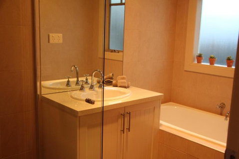 River Rock Cottage Centrally Located And Dog Friendly - VIC Tourism 3