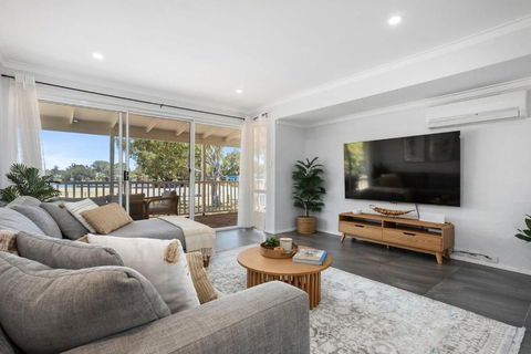 Riverside Bliss - Luxe Retreat In South Yunderup - Pet Friendly - VIC Tourism 3
