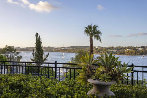 Riverside Luxury Residence - EXECUTIVE ESCAPES - VIC Tourism 1