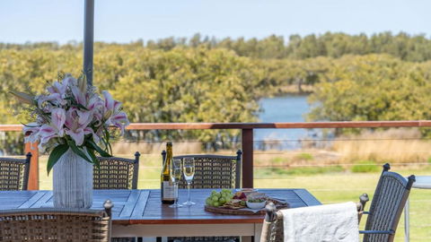 Riverside Retreat, Coolangatta, Near Seven Mile Beach - VIC Tourism 2