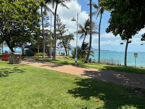 Residential Two-bedroom Unit On The Strand, Self-check In, Wi-fi - VIC Tourism 1