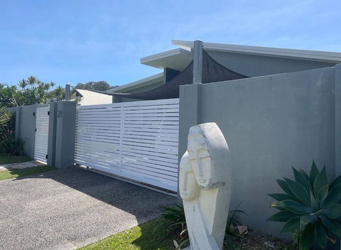 Relax At Trinity Beach Getaway, Blue Lagoon, Trinity Beach - VIC Tourism 1