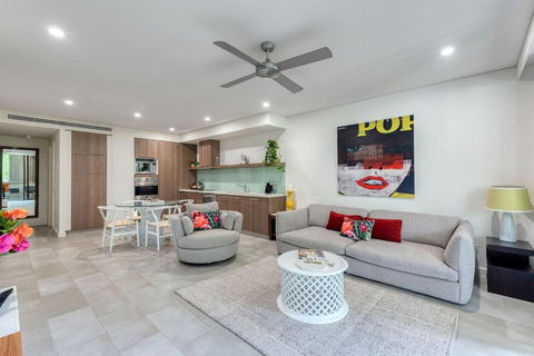 Rose At Temple Palm Cove - A Poolside Paradise - VIC Tourism 0