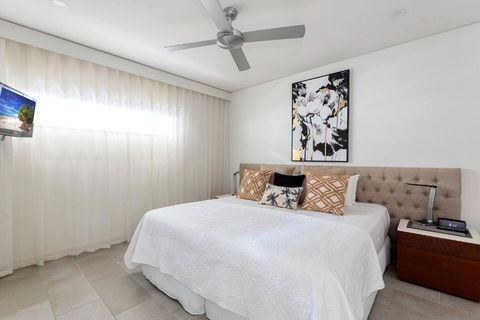 Rose At Temple Palm Cove - A Poolside Paradise - VIC Tourism 3