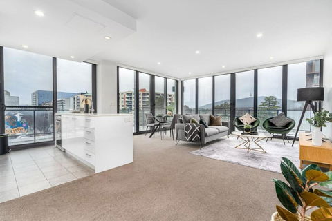 Roomy 2BR 2BA City-Centre Apt - VIC Tourism 0