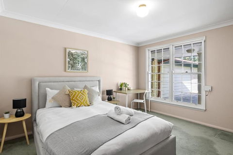 Rustic Queen Room - Located At Serene Street In Pymble - Shared Bathroom - VIC Tourism 0