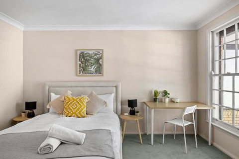 Rustic Queen Room - Located At Serene Street In Pymble - Shared Bathroom - VIC Tourism 1