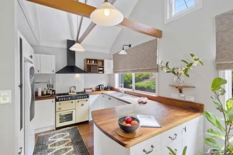 Romantic Lakeview Cottage - VIC Tourism 2