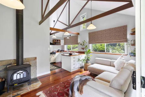 Romantic Lakeview Cottage - VIC Tourism 3