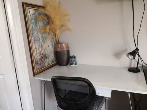 Roomy Rosegarden Flat In Roselands - VIC Tourism 1