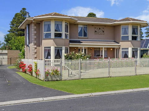 Rose Retreat - VIC Tourism 0