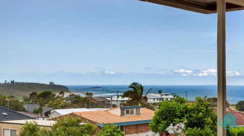 Rosies Retreat - 300m To The Sandy Shores Of Caves Beach - VIC Tourism 1