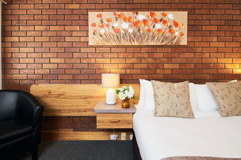 Ruthven Street Motor Inn - VIC Tourism 1