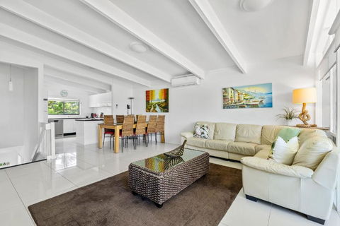 Sabia Beach House Vincentia - VIC Tourism 3