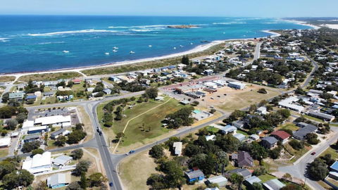 Sail House Overlooking Lancelins Main Park - VIC Tourism 1