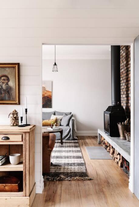 Sailors Whisk, Luxurious Restored Antique Cottage - VIC Tourism 1