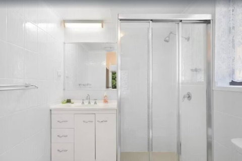 Salerno - Hosted By Burleigh Letting - VIC Tourism 3