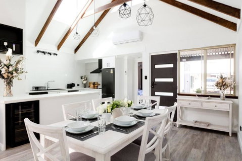 Salt & Pepper; Beautiful Town House In Margs! - VIC Tourism 0