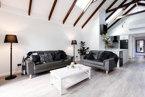 Salt & Pepper; Beautiful Town House In Margs! - VIC Tourism 1