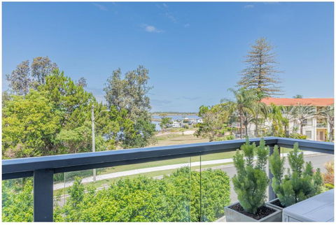 Salt & Sand Getaway - VIC Tourism 0