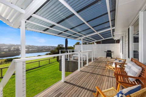 SALTWATER HOUSE - Opposite The Beach And Views Over The Lake! - VIC Tourism 1