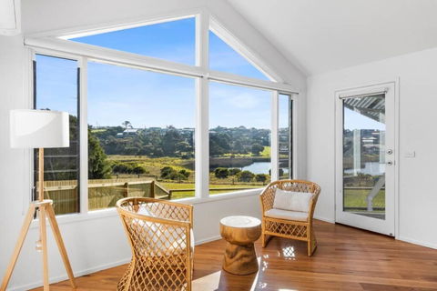 SALTWATER HOUSE - Opposite The Beach And Views Over The Lake! - VIC Tourism 2