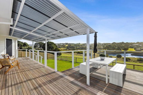 SALTWATER HOUSE - Opposite The Beach And Views Over The Lake! - VIC Tourism 3