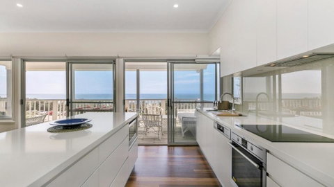 Salty Air Beachside Cottage At Killcare - VIC Tourism 3