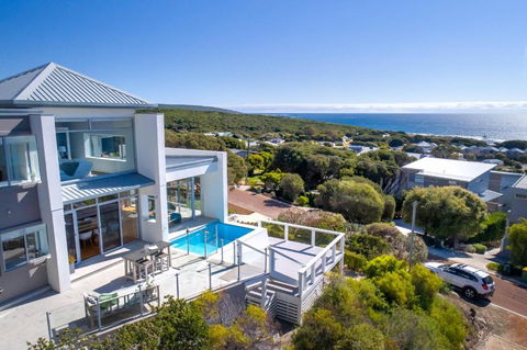 Salty Kiss I Private Properties - VIC Tourism 0