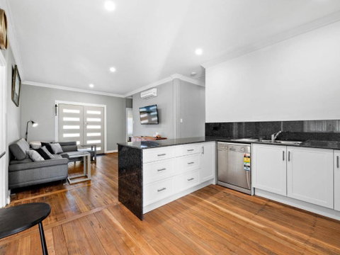 Salty Sea Cottage - VIC Tourism 3