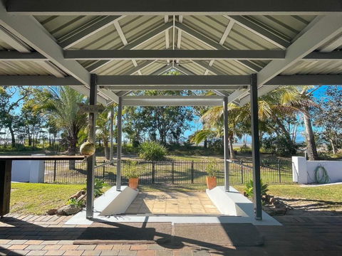 Sand N Sea - Burrum Heads- Beachfront- 4BR- Aircon -Pets Welcome - VIC Tourism 1