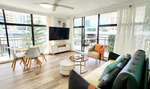 Sea View Apartment In The Heart Of Surfers Paradise - Free Parking - VIC Tourism 2