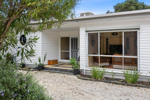 SANDY ANN At Lonnie - VIC Tourism 1