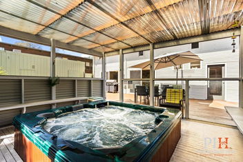 Sandy Bay Getaway W Spa 4 Bdr with VIC Tourism