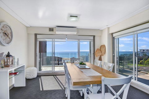 Sandy Cove Apartment The Entrance 24 - VIC Tourism 0
