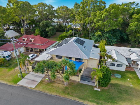 Sandy Feet Retreat - Waterfront - 4BR - Smart TV - WiFi - VIC Tourism 0