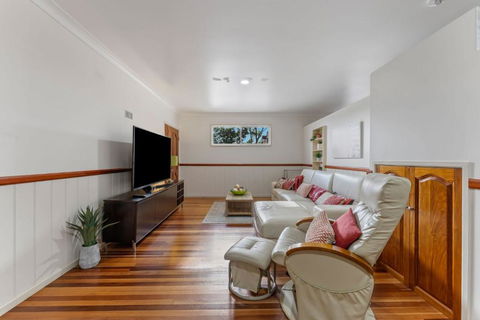 Sandy Feet Retreat - Waterfront - 4BR - Smart TV - WiFi - VIC Tourism 3