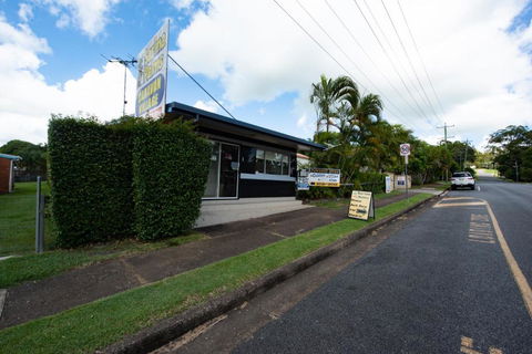 Sarina Palms Caravan And Cabins Village - VIC Tourism 1