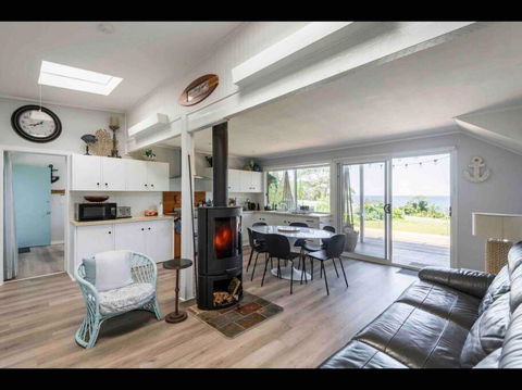 SeaRoos By The Seashore Beach Cottage - VIC Tourism 3