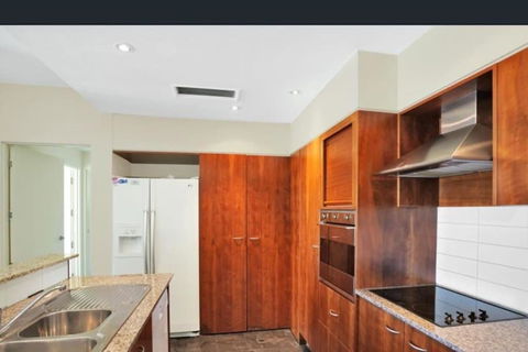 Self Contained In City With On Site Restaurant, Gym & Parking - VIC Tourism 3