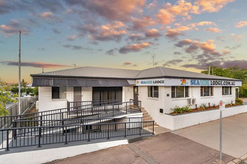 Seaside Lodge Hostel Townsville- Right Next To Coles, 2 Mins Walk To Strand & CBD - VIC Tourism 0