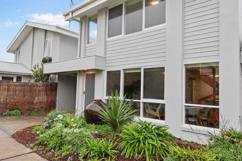 Seaside On The Parade- Sleeps 4, 2 Bathroom, Aircon, Walk To Shops! 11am Check Out - VIC Tourism 0