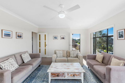 Seaview Escape - Beach Family Getaway With Games - VIC Tourism 0