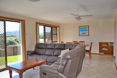 Seaview Townhouse 4 -Bring Your Own Linen. - VIC Tourism 3