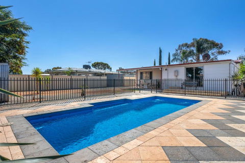 Secluded Oasis & Inground Pool - VIC Tourism 0