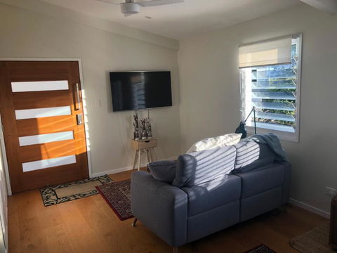 Self Contained Apartment, Queen Bed, Own Deck & Great Views - VIC Tourism 3