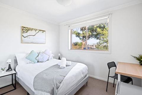 Serene Double Room In Revesby - Mins To Eateries & Shops - Shared Bathroom - VIC Tourism 0