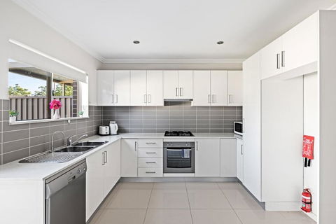 Serene Double Room In Revesby - Mins To Eateries & Shops - Shared Bathroom - VIC Tourism 3