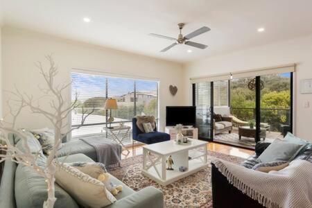 Serene Modern Beach Escape 3 Bed 2 Bath - VIC Tourism 1